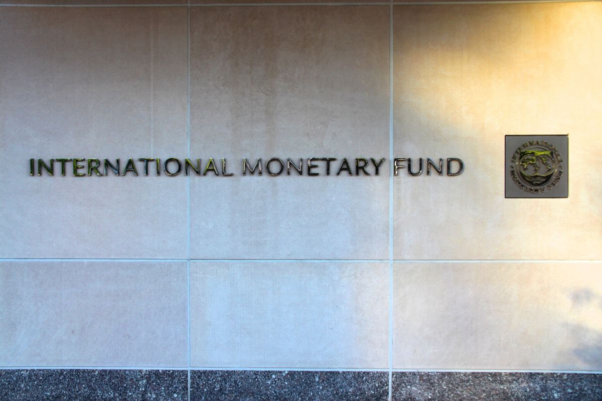 IMF, 한국 성장률 3.3%로 0.7%p 올려